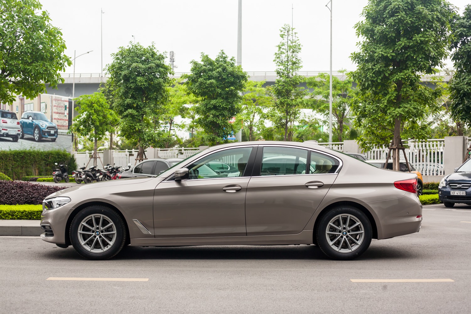 thay ắc quy  xe BMW 523i tại nhà 0333266768