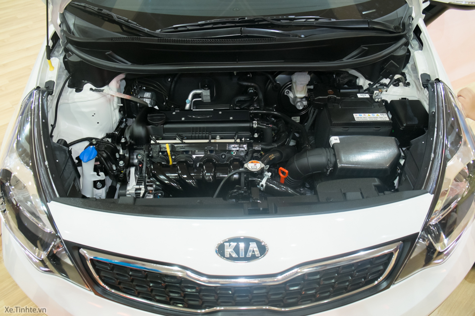 thay ắc quy xe Kia Rio yaij nhà