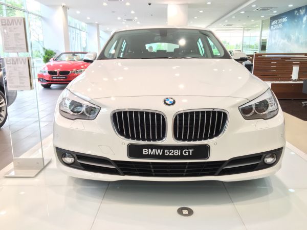 thay ắc quy xe BMW 528i tại nhà 0333266768