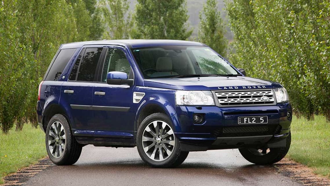 thay ắc quy xe Land Rover Freelander tại nhà