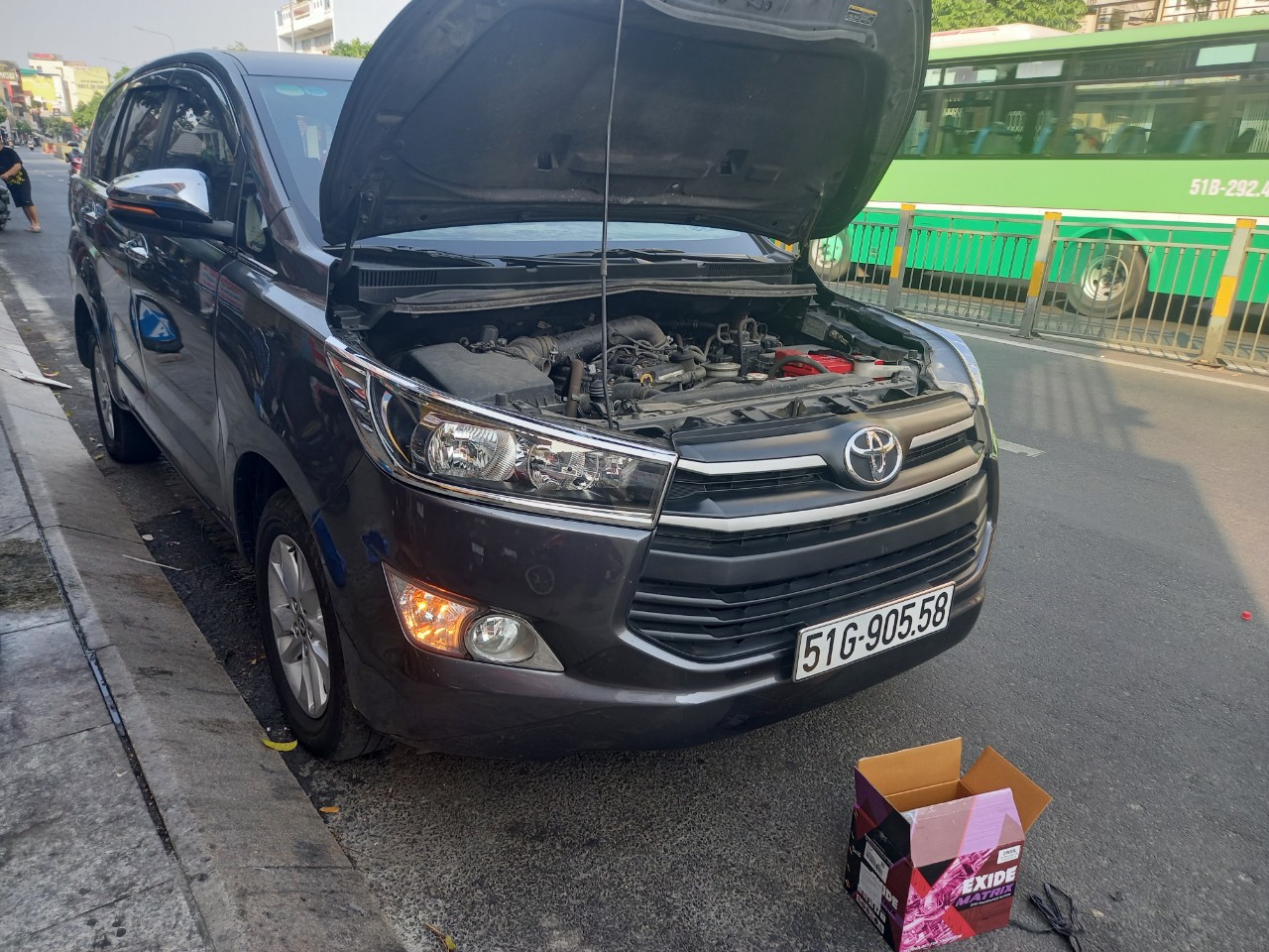 Ắc quy xe Toyota Innova thay tại nhà