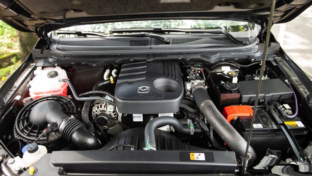 xe Mazda BT50 thay ắc quy tại nhà